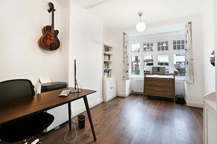 2 Bedroom Detached House For Sale In Hamilton Avenue, Cheam, Sutton, SM3