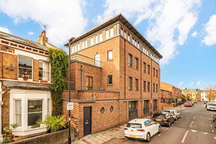 3 Bedroom Property To Rent In Solon Road, Brixton, SW2