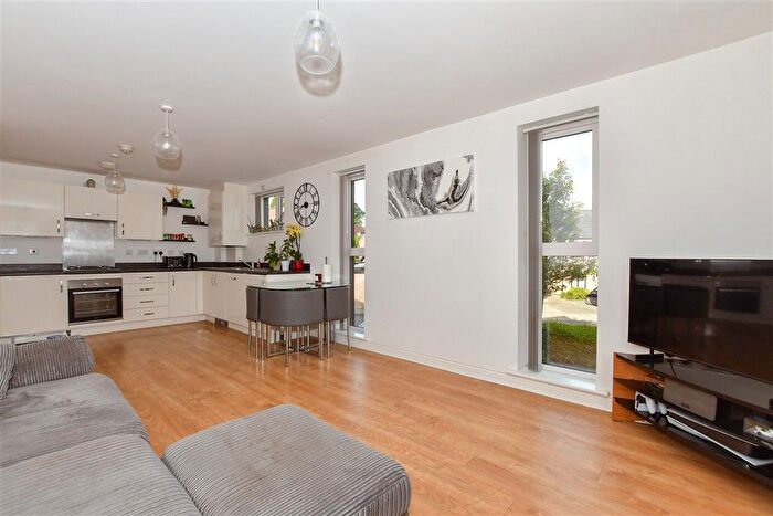 2 Bedroom Flat For Sale In Hawley Drive, Leybourne, West Malling, Kent, ME19