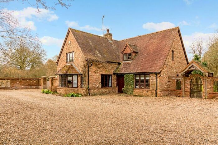 3 Bedroom Detached House For Sale In London Road, Wendover, Aylesbury HP22