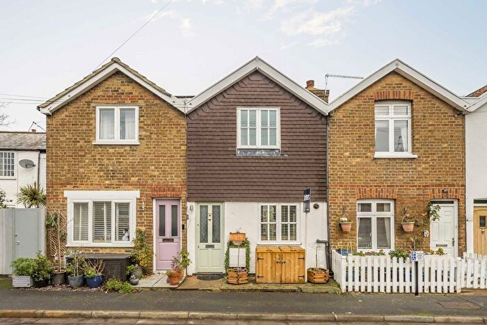 2 Bedroom Property For Sale In Parrs Place, Hampton, TW12