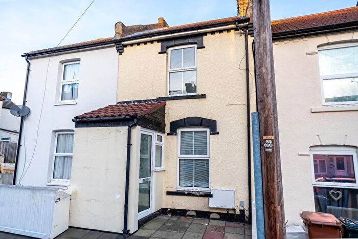 3 Bedroom End Of Terrace House To Rent In Kitchener Road, Rochester, Kent, ME2