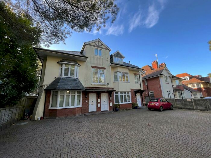 3 Bedroom Flat To Rent In Knyverton Road, Bournemouth, BH1