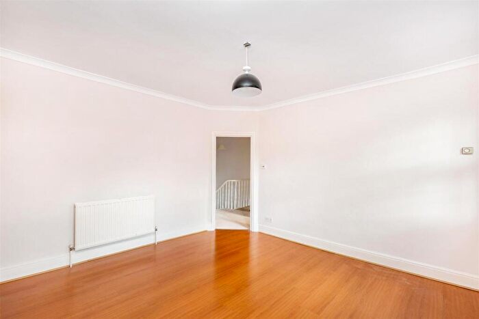 1 Bedroom Flat To Rent In Upper Richmond Road, East Sheen, SW14