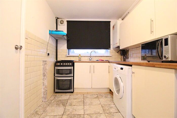 3 Bedroom Flat To Rent In St. Mary Road, Walthamstow, E17