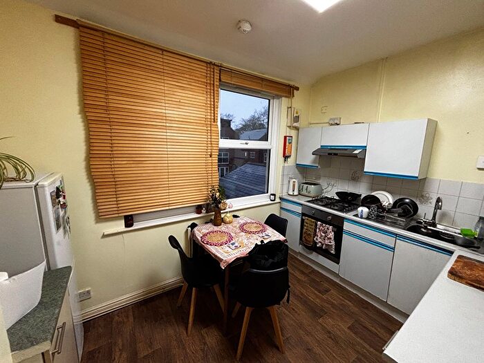 2 Bedroom Flat To Rent In North Hill Road, Leeds, LS6