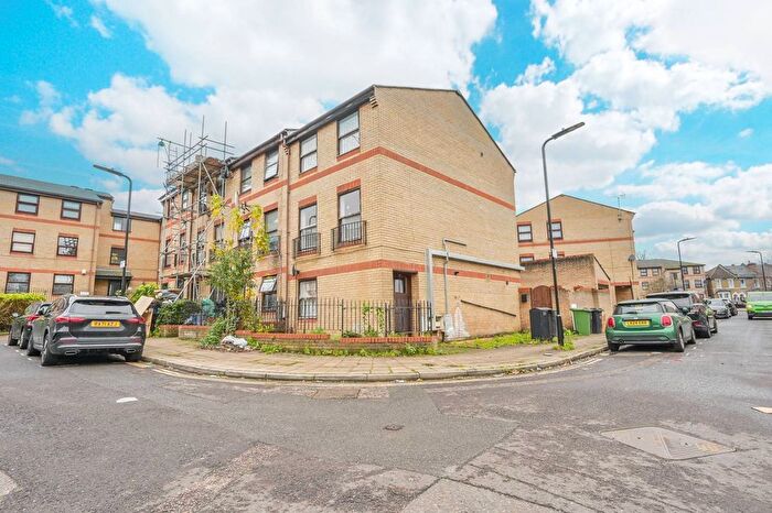 3 Bedroom Flat To Rent In Edmeston Close, Hackney, E9