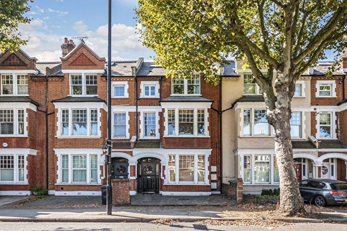3 Bedroom Flat To Rent In Cavendish Road, Clapham, SW12
