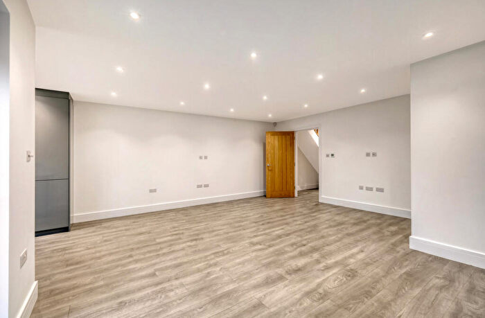 5 Bedroom Semi-Detached House For Sale In Melcombe Road, Benfleet, SS7