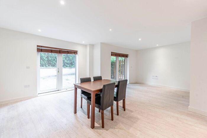 2 Bedroom Flat To Rent In Royal Court, Harrow, Stanmore, HA7