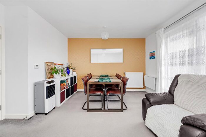 3 Bedroom Flat For Sale In Woodley Crescent, Cricklewood, NW2