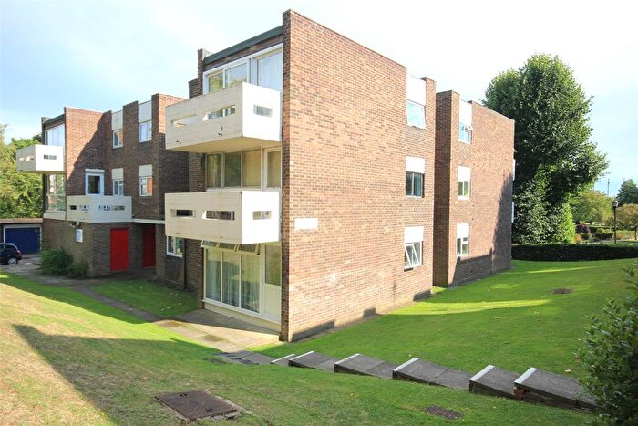 2 Bedroom Flat For Sale In Woking, Surrey, GU22