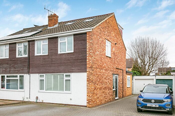 4 Bedroom Semi Detached House For Sale In Seymour Way, Sunbury-On-Thames, Surrey, TW16