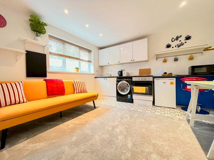 Studio To Rent In Cecil Road, Cheshunt, Waltham Cross, EN8