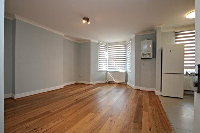 3 Bedroom Flat To Rent In Cricklewood Lane, NW2