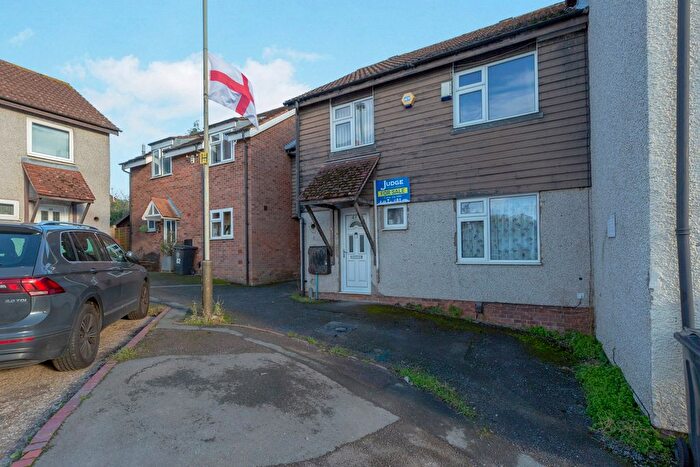 4 Bedroom Town House For Sale In Pitchens Close, Leicester, Leicestershire, LE4