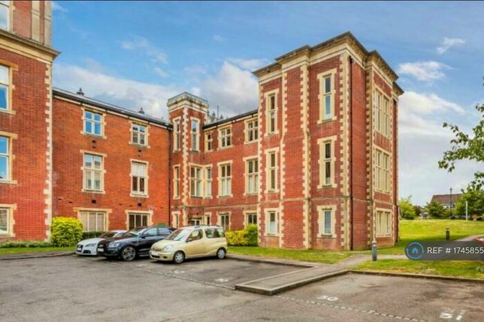 2 Bedroom Flat To Rent In Victoria Court, Redhill, RH1