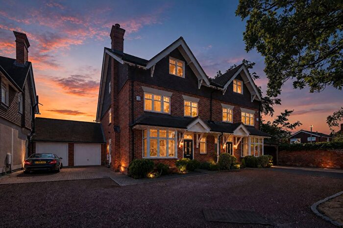 4 Bedroom Semi-Detached House For Sale In Easthampstead Road, Wokingham, RG40