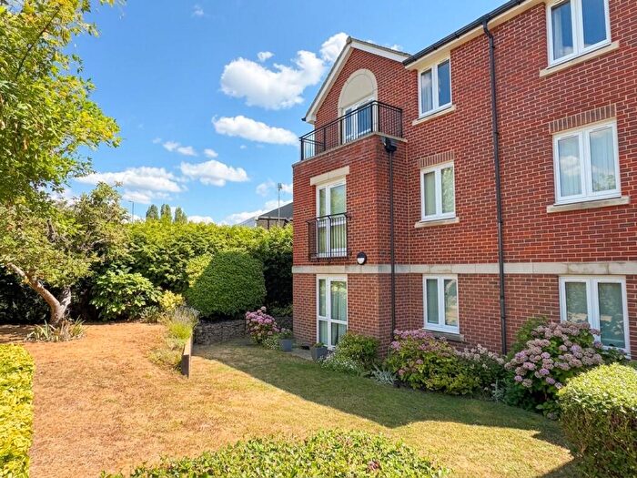 2 Bedroom Flat For Sale In Kings Road, Horsham, RH13