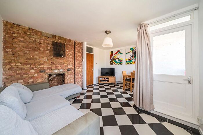 3 Bedroom Maisonette For Sale In Fenwick Place, Clapham, SW9