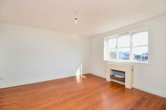 2 Bedroom Flat To Rent In Taunton Drive, East Finchley, London, N2