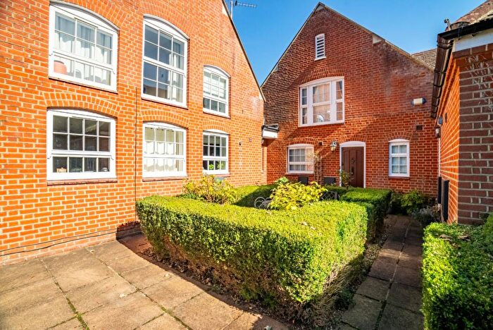 2 Bedroom End Of Terrace House For Sale In Old London Road, St. Albans, Hertfordshire, AL1