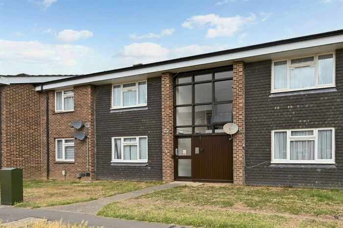 2 Bedroom Flat To Rent In Swanfield Drive, Chichester, PO19