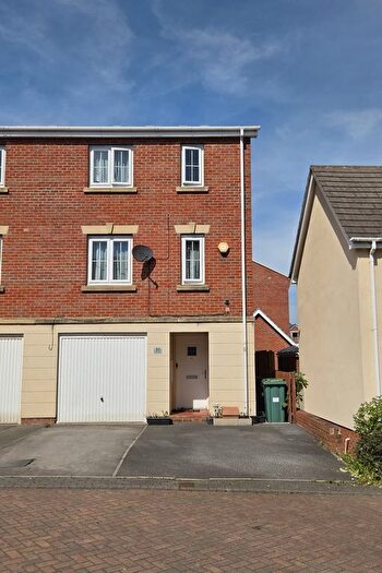 4 Bedroom End Terrace House For Sale In Willowdale, Leeds, LS10