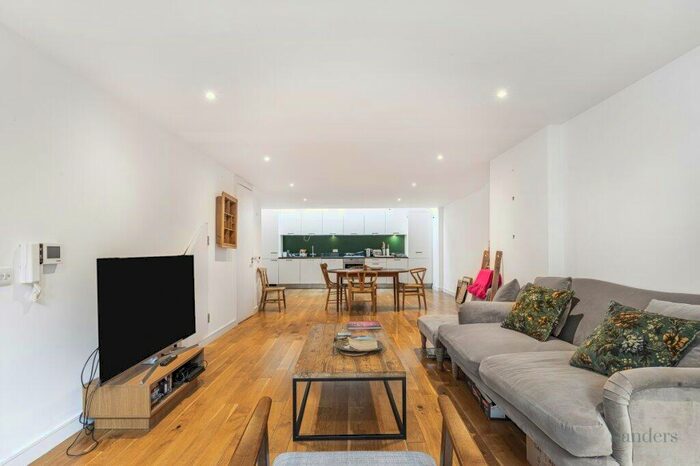 2 Bedroom Flat To Rent In Buckingham Road, Hackney, London, N1