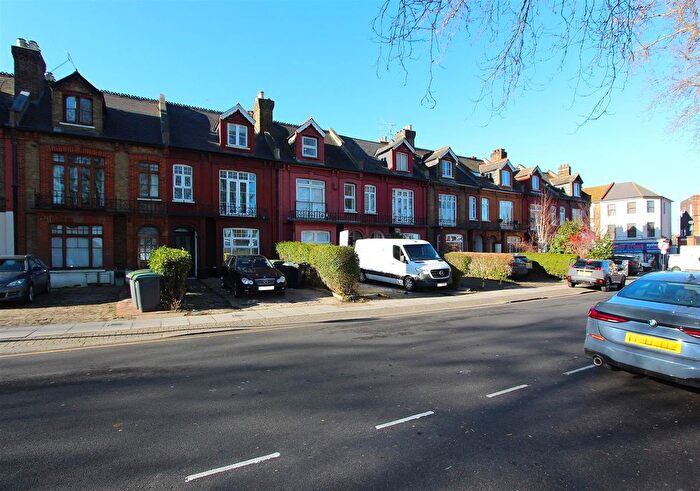 3 Bedroom Flat To Rent In Willoughby Road, Turnpike Lane, N8