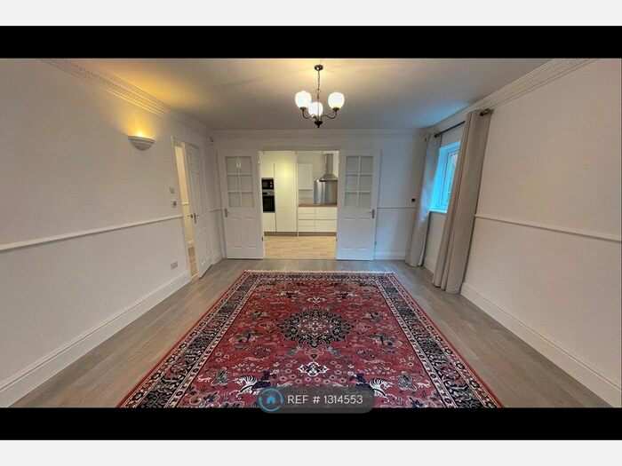 3 Bedroom Flat To Rent In Homerton Court, Cambridge, CB2