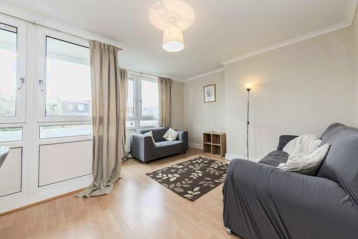 3 Bedroom Flat To Rent In Barringer Square, London, SW17
