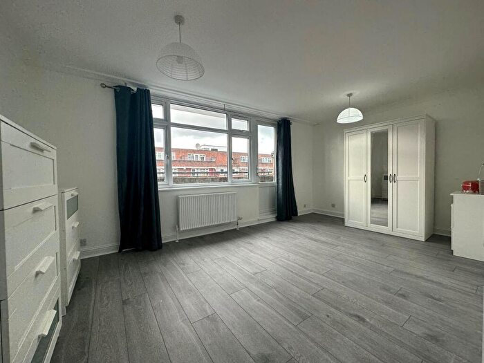 3 Bedroom Maisonette To Rent In Watney Market, E1