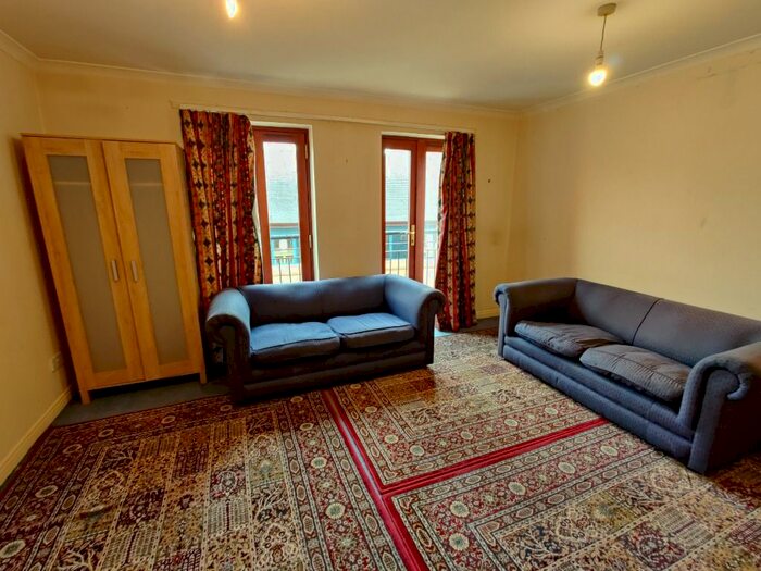 2 Bedroom Flat To Rent In High Riggs, Tollcross, Edinburgh, EH3