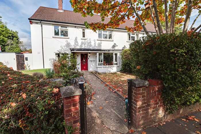 2 Bedroom Flat For Sale In Abbots Avenue West, St. Albans, Hertfordshire, AL1