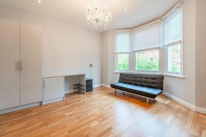 Studio To Rent In Woodchurch Road, South Hampstead, London, NW6