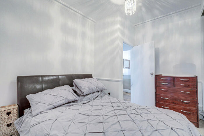 1 Bedroom Apartment For Sale In Wenham Drive, Westcliff-on-sea, SS0