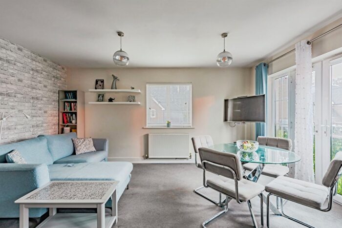 2 Bedroom Flat For Sale In Birch Grove, Felbridge, East Grinstead, RH19