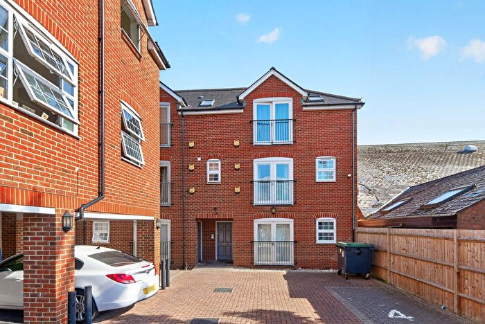 1 Bedroom Flat For Sale In Flat Priory Mews, Guildford Street, Chertsey, KT16