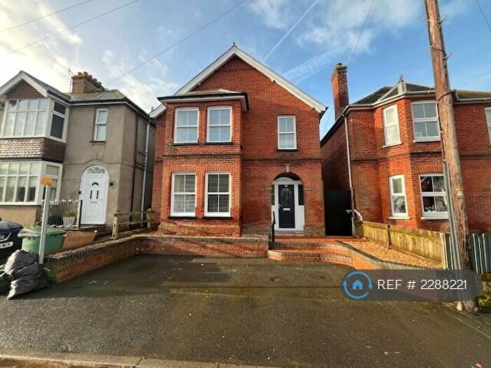 4 Bedroom Detached House To Rent In Medina Avenue, Newport, PO30