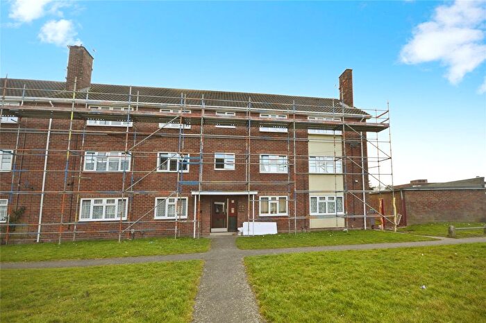 3 Bedroom Flat To Rent In Lawnswood Avenue, Parkfields, Wolverhampton, West Midlands, WV4