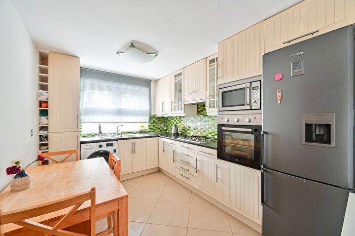 2 Bedroom Flat To Rent In Chatham Street, Elephant And Castle, London, SE17