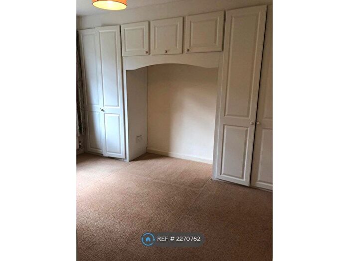 3 Bedroom Semi-Detached House To Rent In Merrow Lane, Guildford, GU4