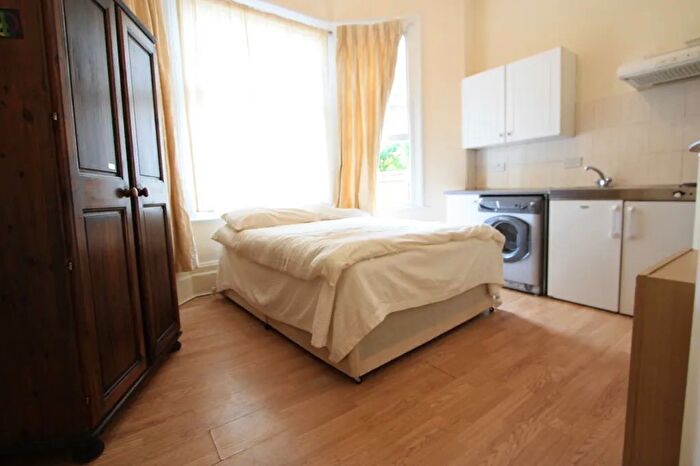 1 Bedroom Flat To Rent In Riggindale Road, London, SW16
