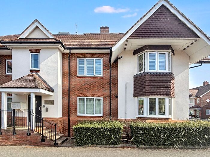 2 Bedroom Flat To Rent In Poplar Road, Esher, KT10