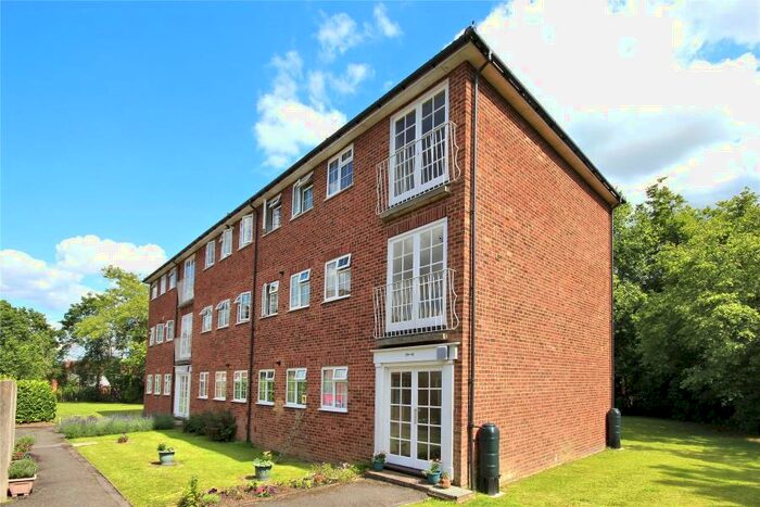 2 Bedroom Apartment To Rent In Woking, GU22