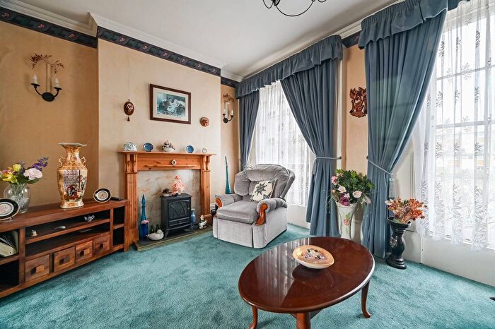 3 Bedroom Terraced House For Sale In Buckingham Road, London, Islington, London, N1