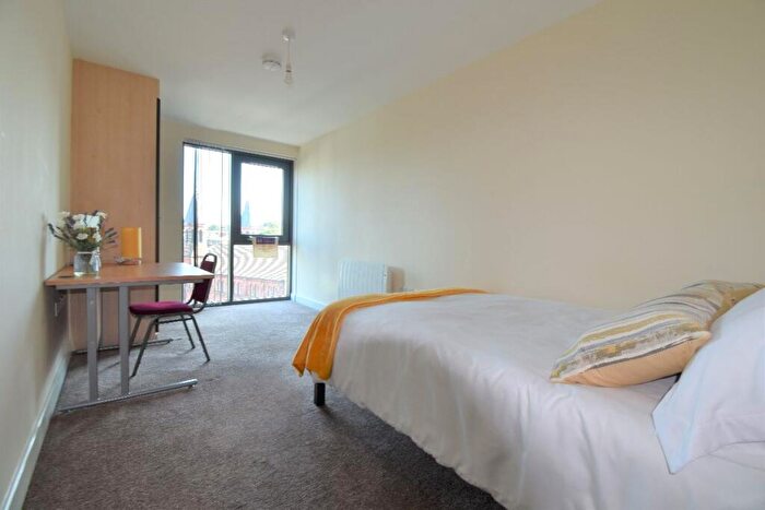 3 Bedroom Flat To Rent In Long Line, Sheffield, S17