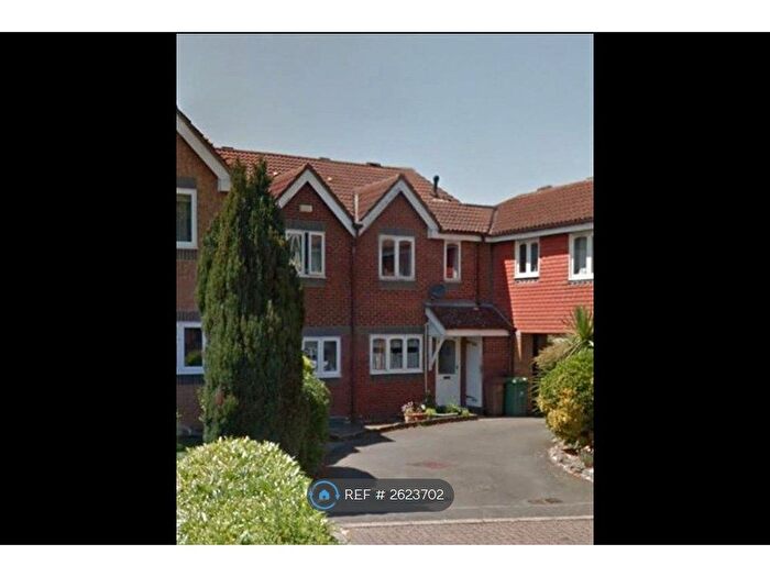3 Bedroom Semi-detached House To Rent In Chiltern Close, Worcester Park, KT4