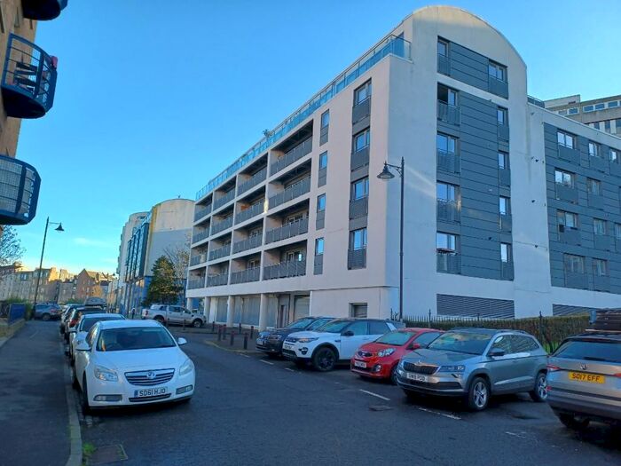 2 Bedroom Flat To Rent In / Sheriff Brae, Edinburgh, EH6
